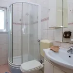 Family Friendly Seaside Brodarica, - 15270 Lejlighed *