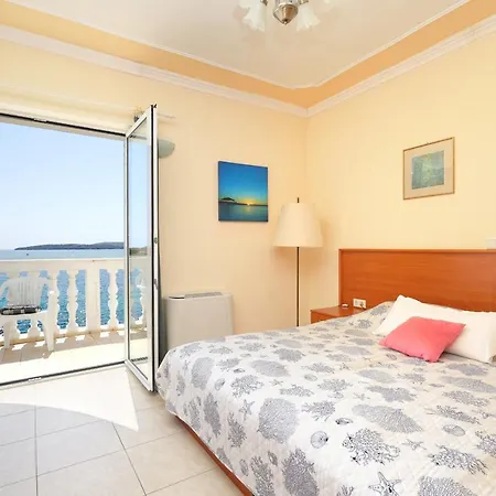 Family Friendly Seaside Brodarica, - 15270 Lejlighed Šibenik