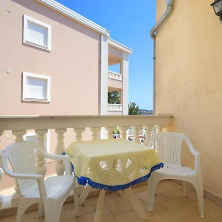 Family Friendly Seaside Brodarica, - 15270 *