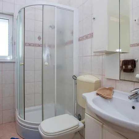 Family Friendly Seaside Brodarica, - 15270 Lejlighed *