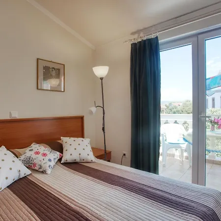 Apartment Family Friendly Seaside Brodarica, - 15270 *