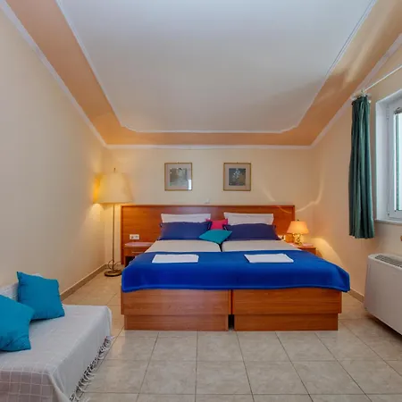 Family Friendly Seaside Brodarica, - 15270 *
