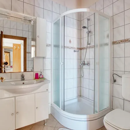 Family Friendly Seaside Brodarica, - 15270 Lejlighed
