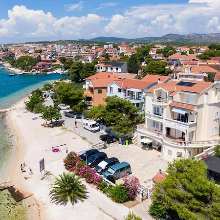 Apartment Family Friendly Seaside Brodarica, - 15270 Sibenik