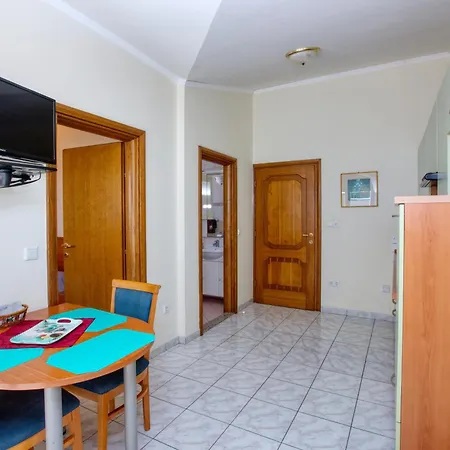 Apartment Family Friendly Seaside Brodarica, - 15270 Sibenik