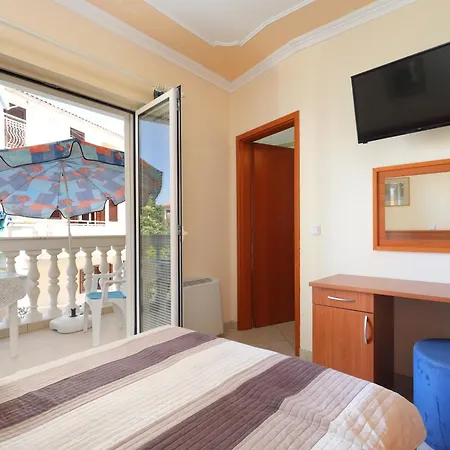 Apartment Family Friendly Seaside Brodarica, - 15270