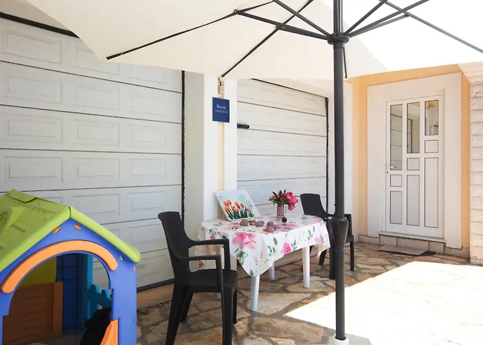 Apartment Family Friendly Seaside Brodarica, - 15270 Sibenik